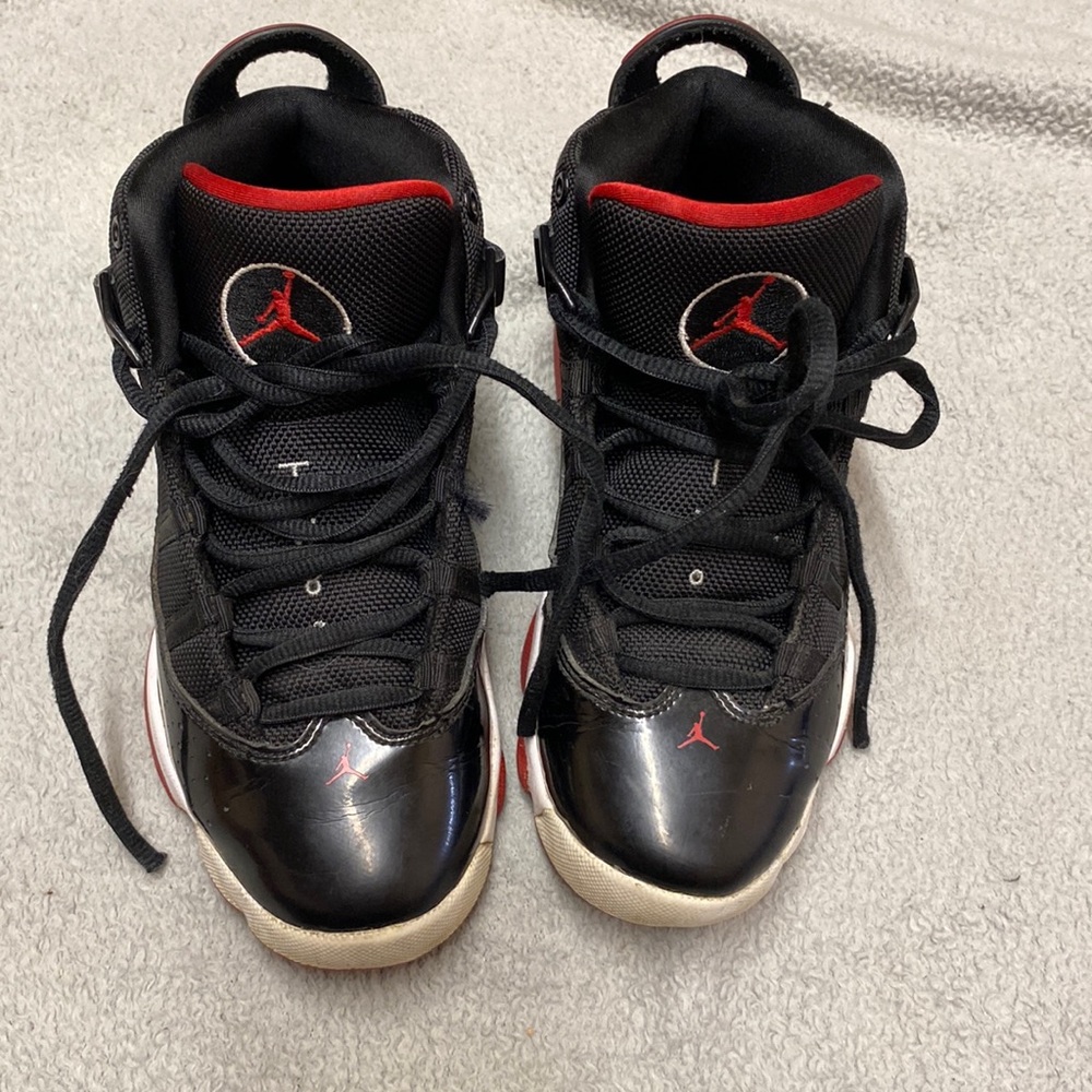 Boys black and red Jordan’s size 2